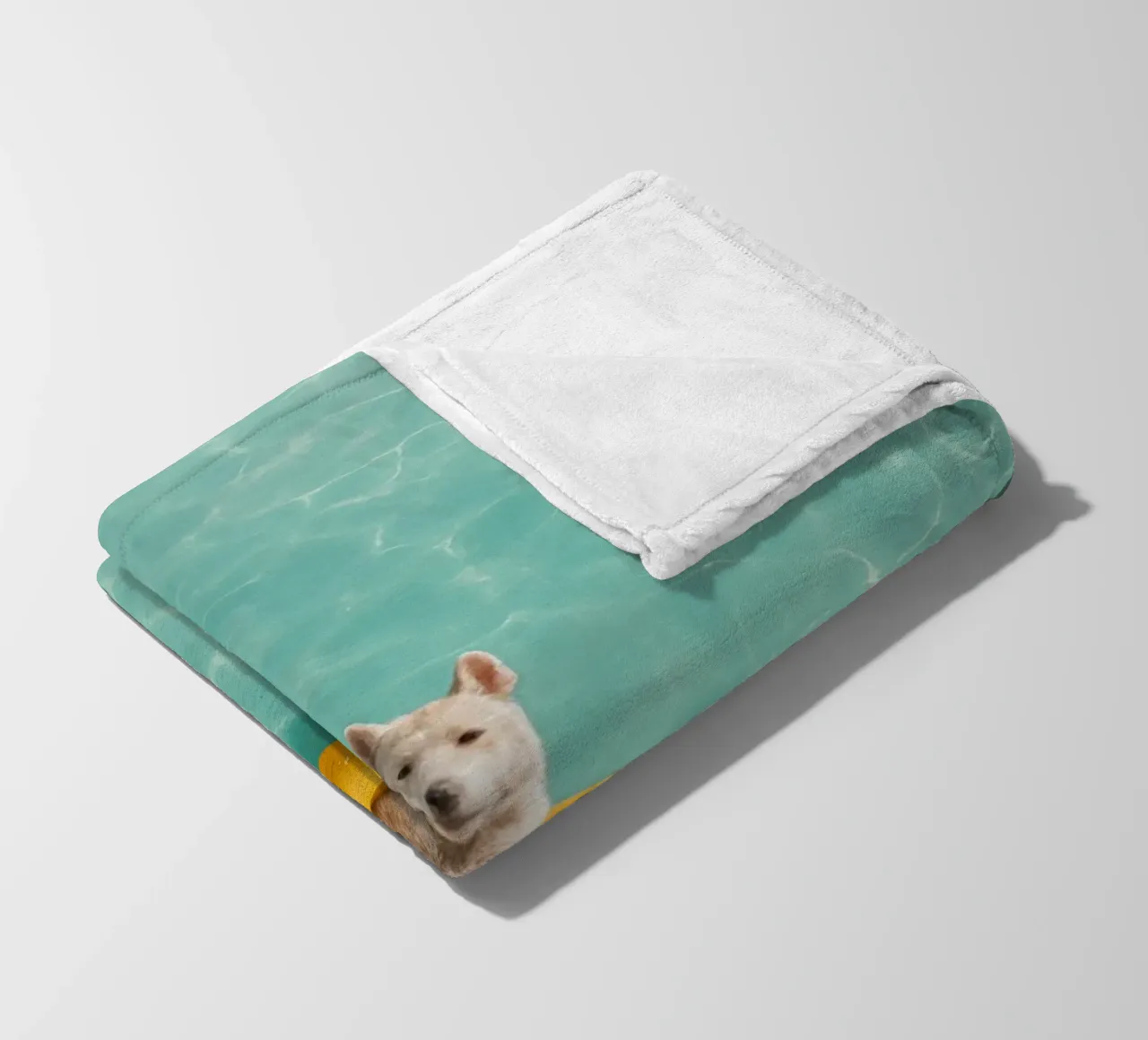 Llama in Pool coperta in pile da Attaboy Dsgn