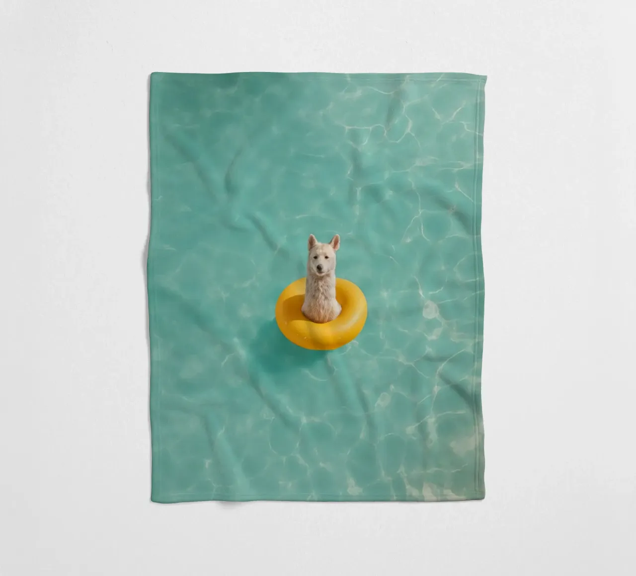 Llama in Pool coperta in pile da Attaboy Dsgn