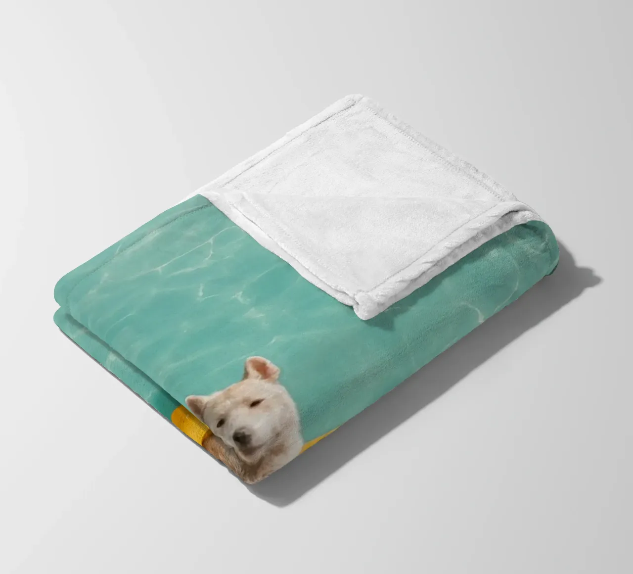 Llama in Pool coperta in pile da Attaboy Dsgn