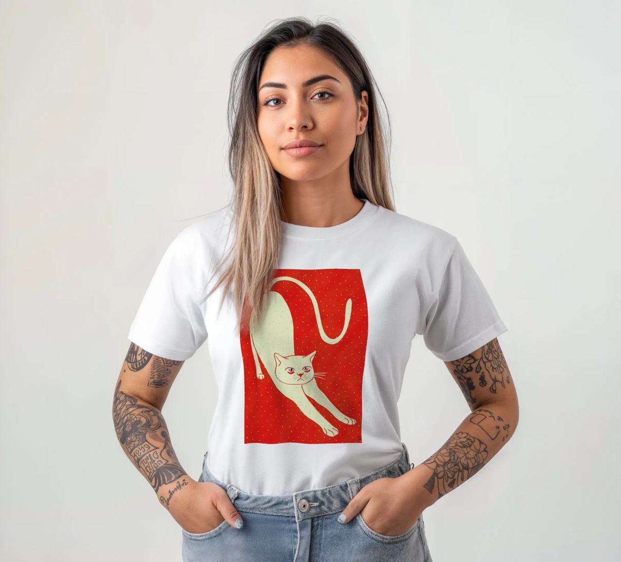 White Cat On Red Background t-shirt da Be Mart