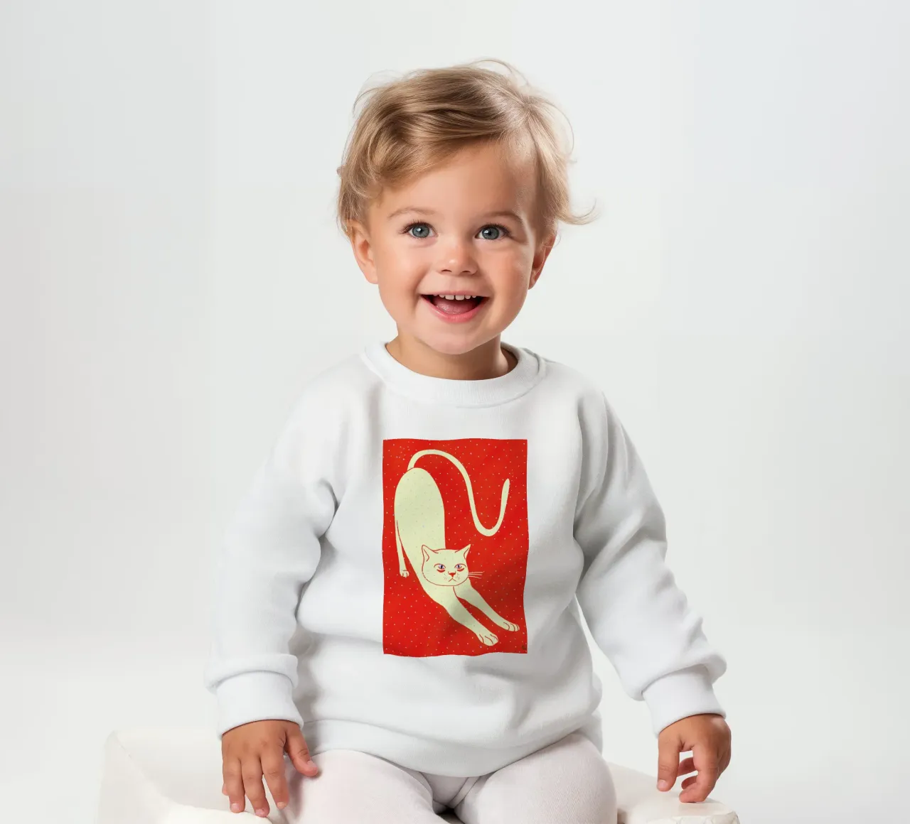 White Cat On Red Background felpa neonato da Be Mart