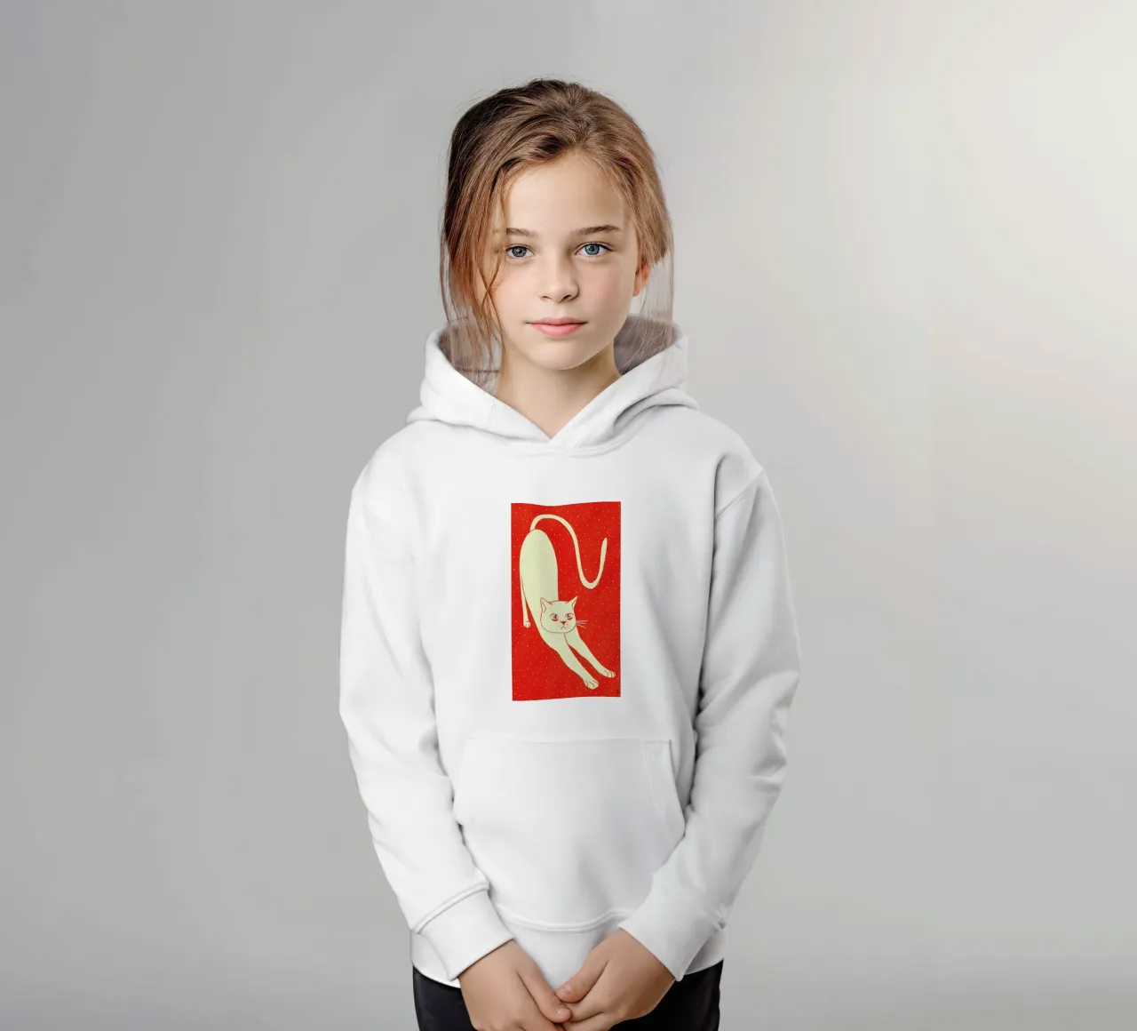 White Cat On Red Background felpa bambino con cappuccio da Be Mart