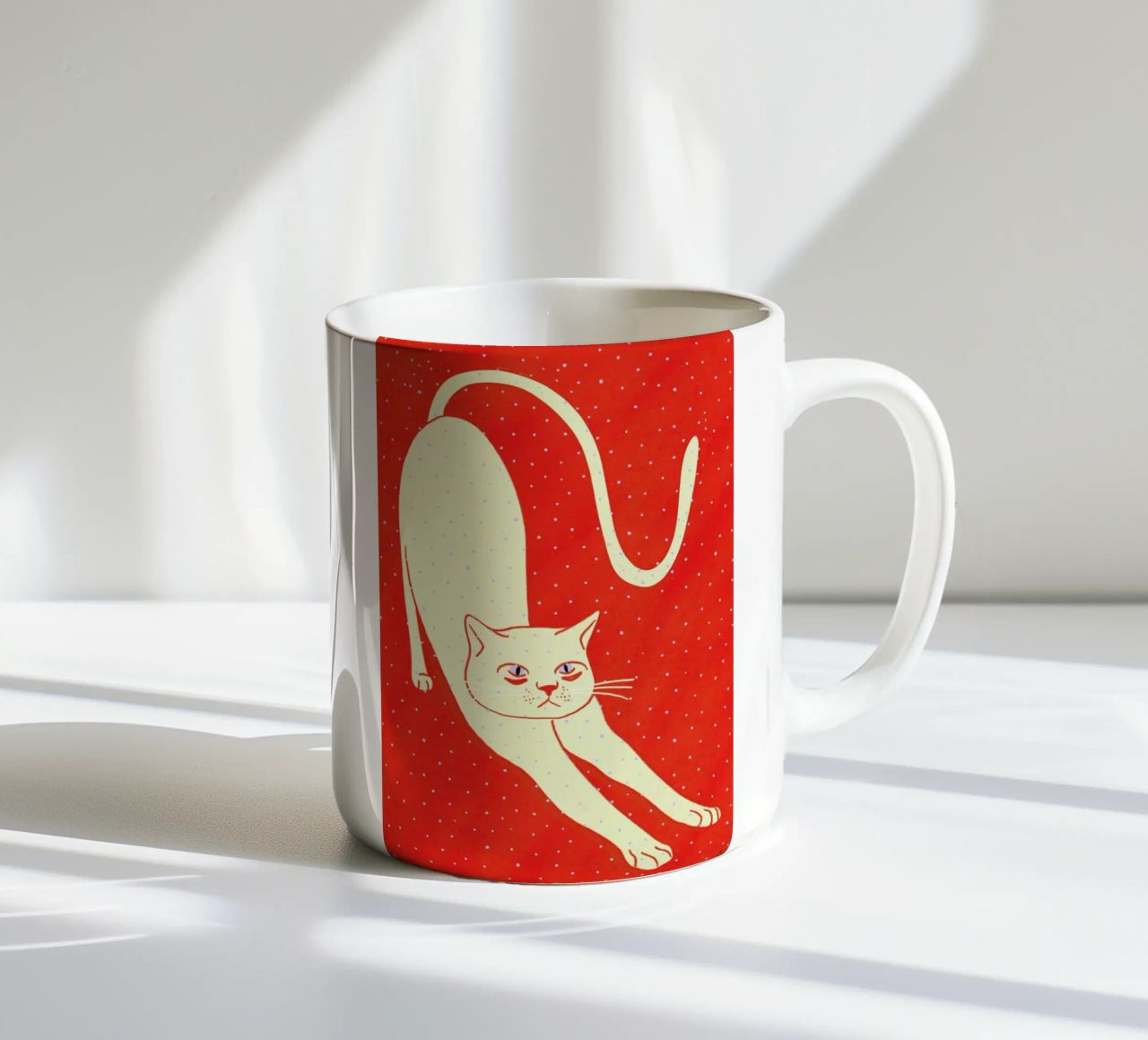 White Cat On Red Background tazza in ceramica da Be Mart