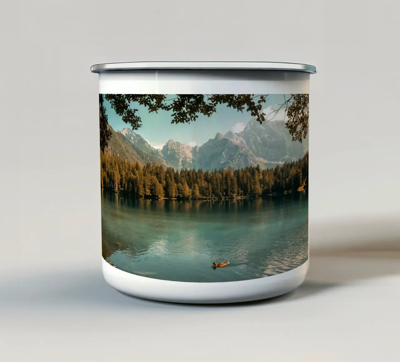 Un lago nella foresta tazza in smalto da Peace