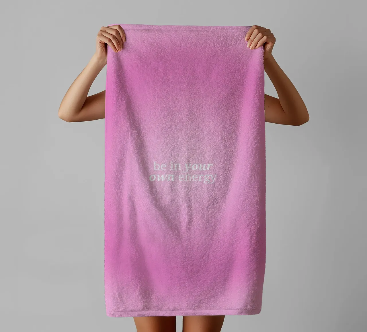 Be In Your Own Energy - Roze Aura Kleurverloop Print badhanddoek van homdeco