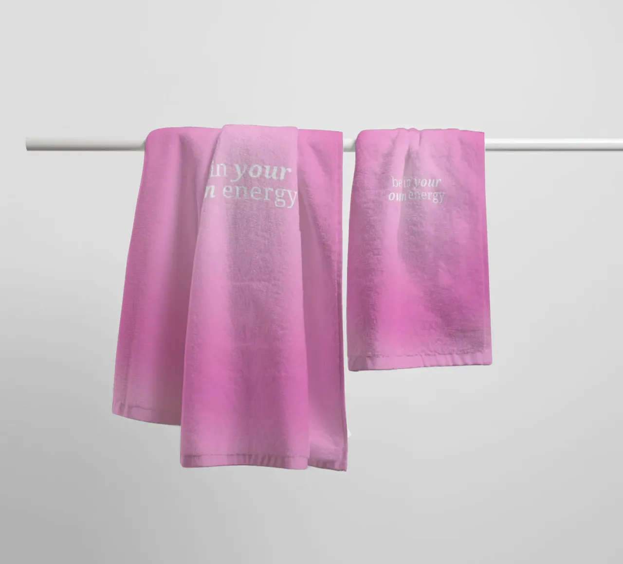 Be In Your Own Energy - Roze Aura Kleurverloop Print badhanddoek van homdeco