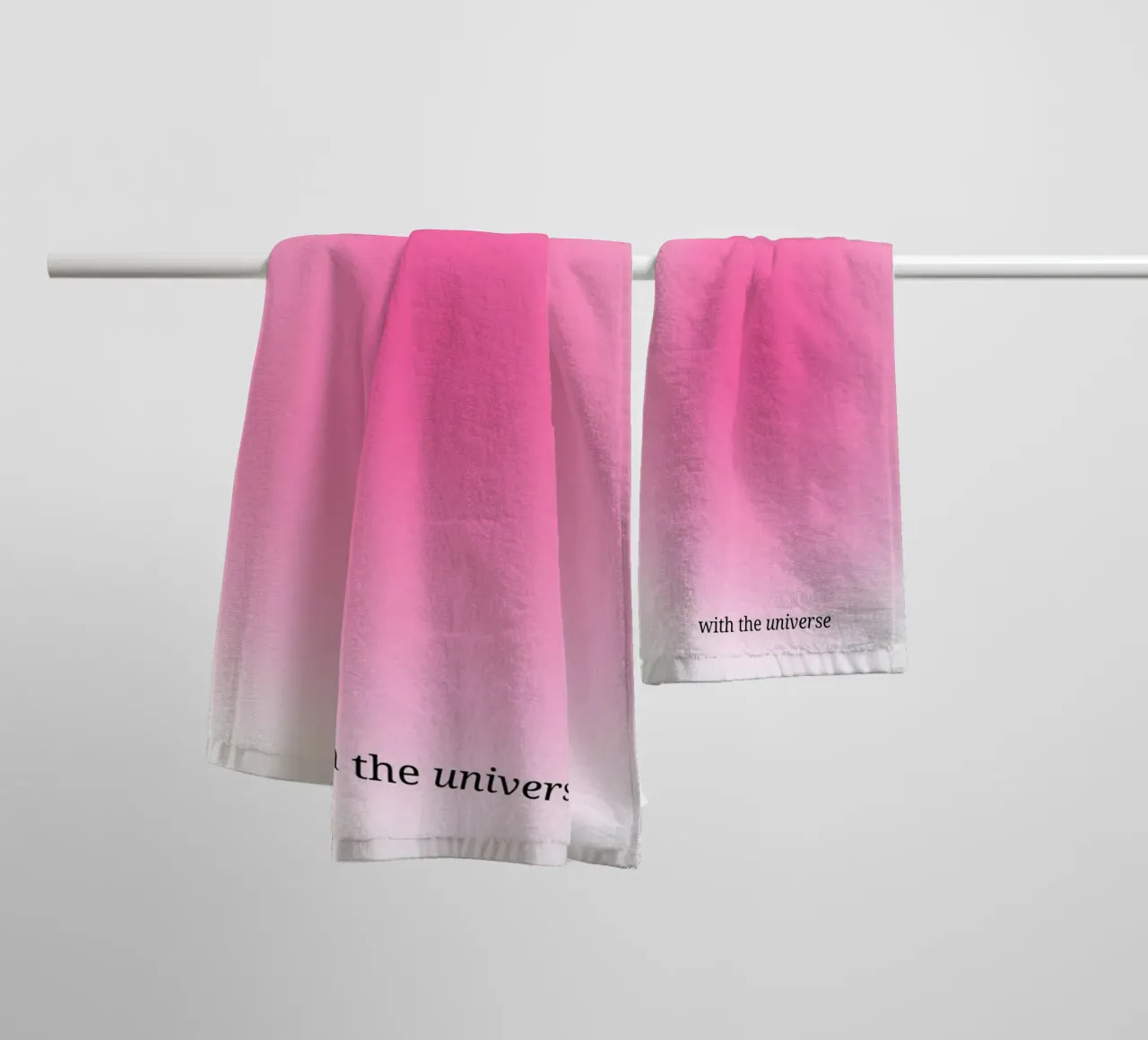 Jezelf afstemmen op het universum - Roze Aura Kleurverloop Print badhanddoek van homdeco