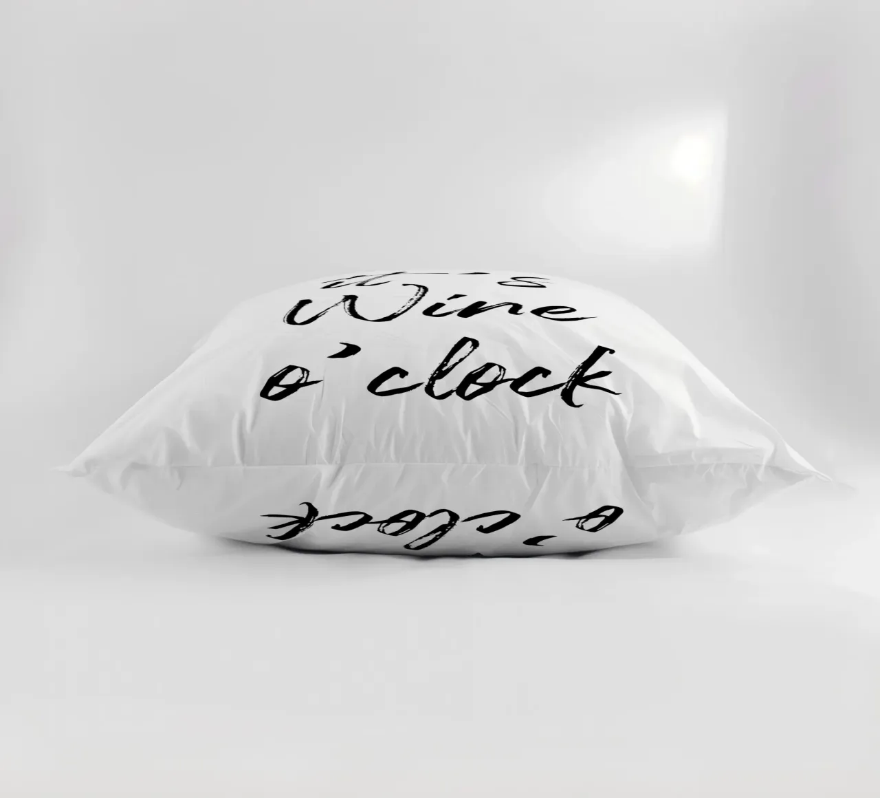 It's Wine o'clock cuscino da Typo Designs