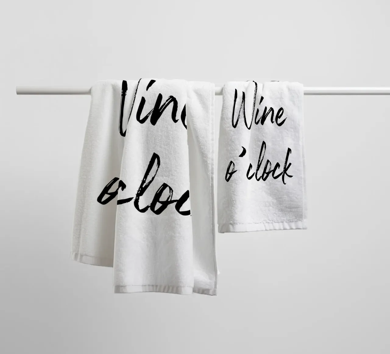 It's Wine o'clock asciugamano da bagno da Typo Designs