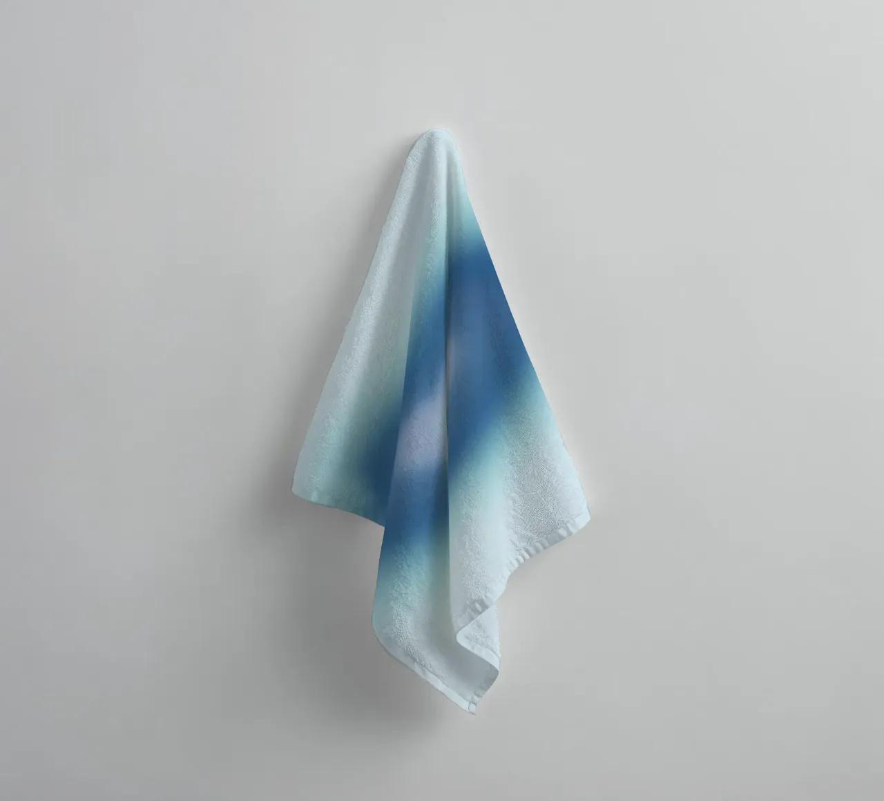 Blaues Herz Aura Gradient Liebe Kunstdruck Handtuch von homdeco