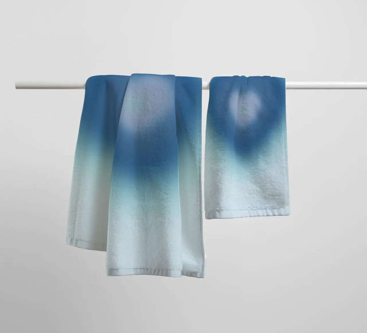 Blaues Herz Aura Gradient Liebe Kunstdruck Handtuch von homdeco