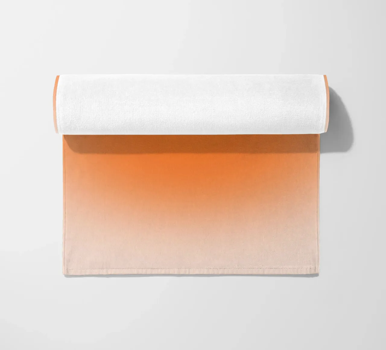 Warm Orange Aura Gradient Minimalist Art Print Strandtuch von homdeco