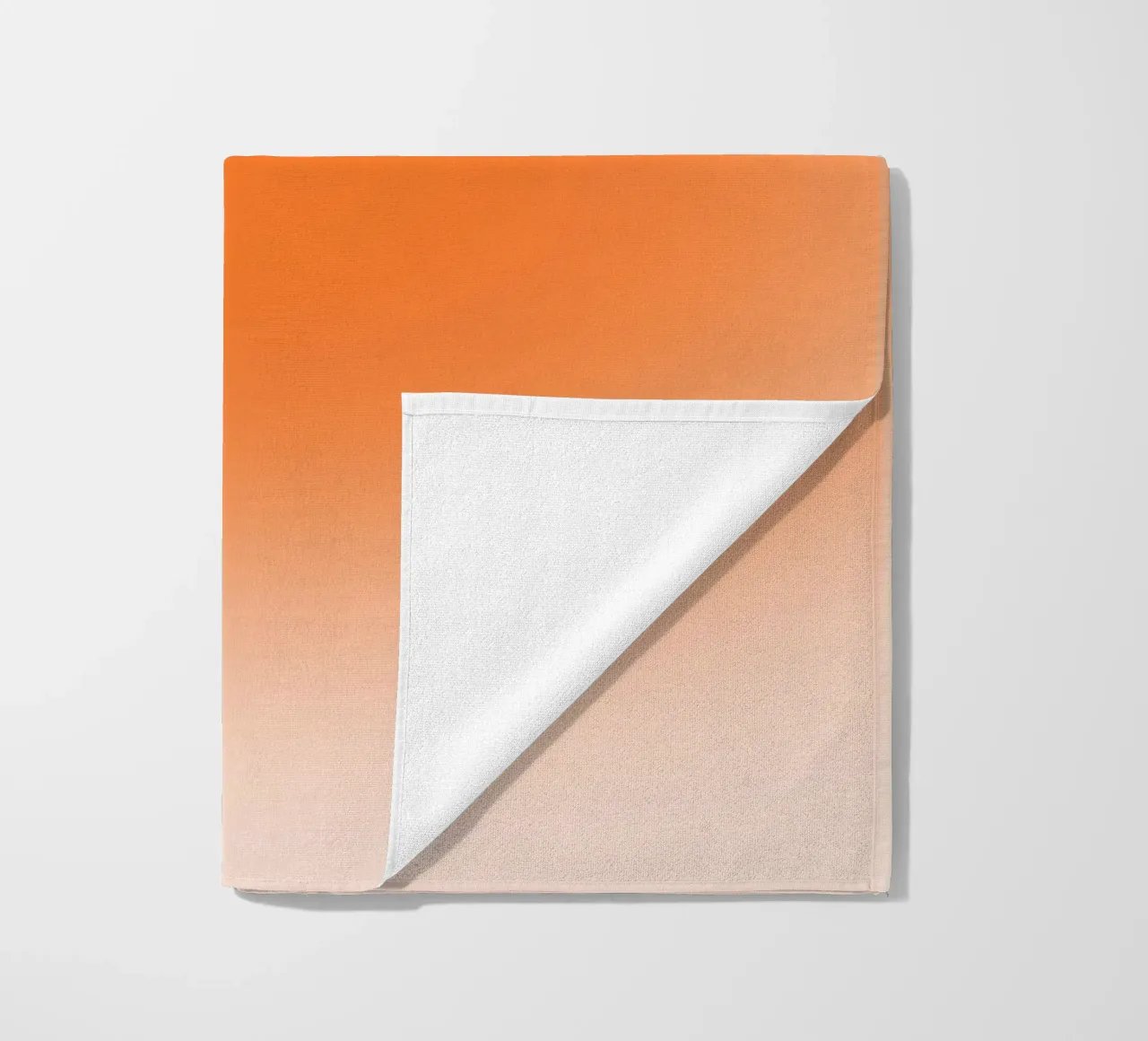 Warm Orange Aura Gradient Minimalist Art Print Strandtuch von homdeco