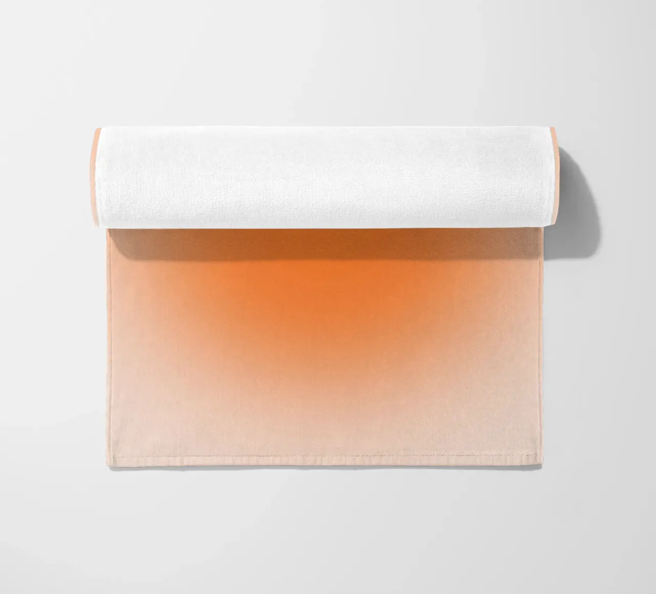 Warm Orange Aura Gradient Minimalist Art Print Strandtuch von homdeco
