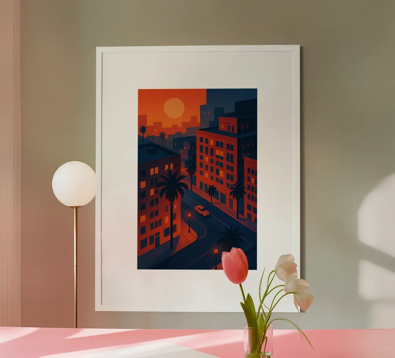 Strada della città al tramonto con palme poster con telaio in legno da JETLAG | affiches voyage