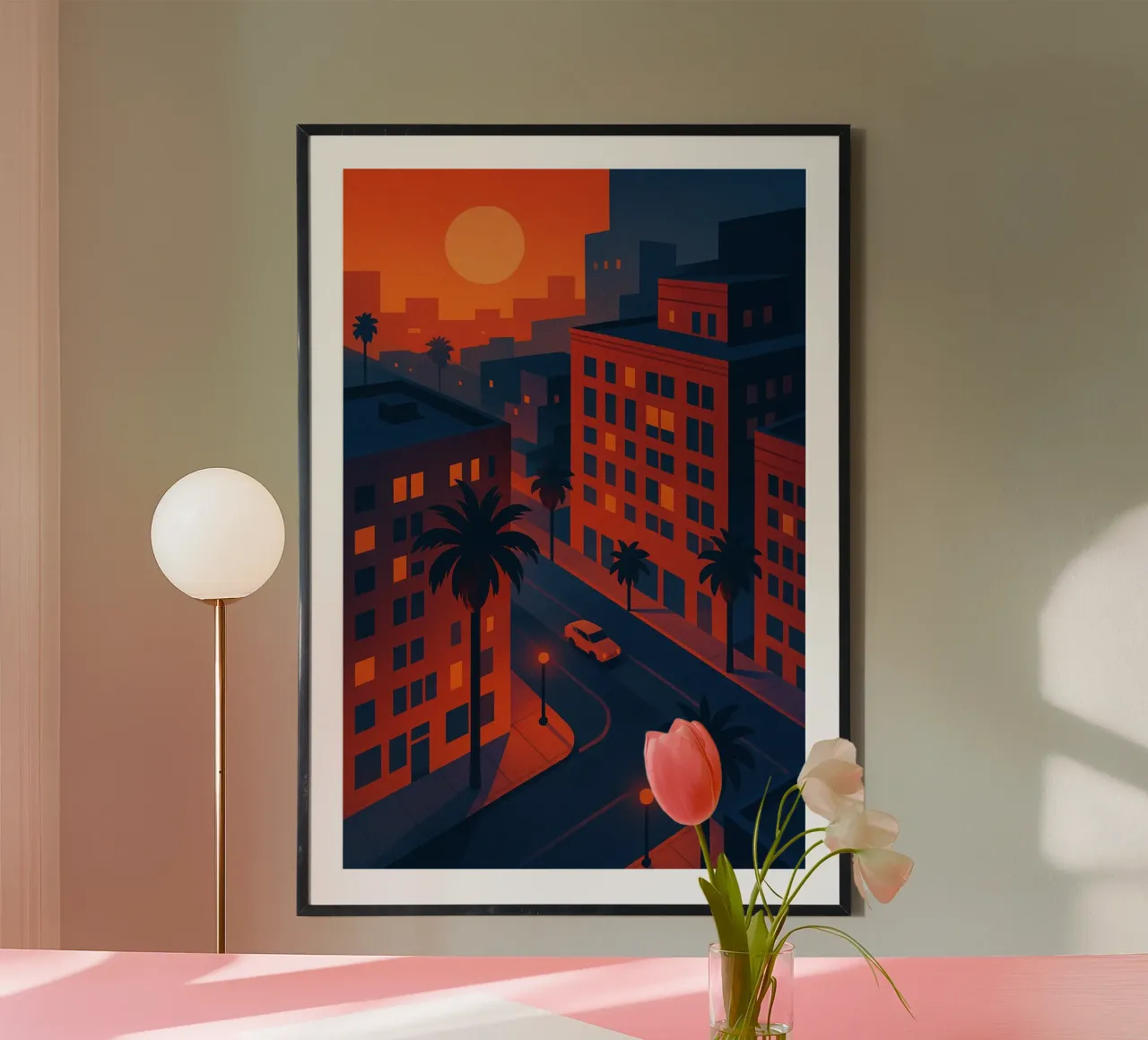 Strada della città al tramonto con palme poster con telaio in legno da JETLAG | affiches voyage