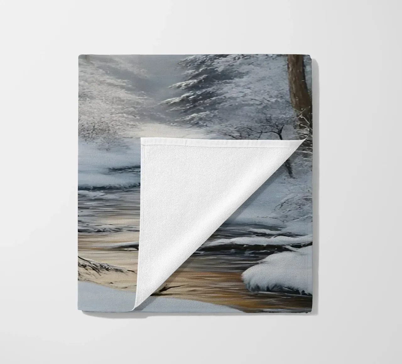 Accogliente casetta di legno invernale Stream Art - Nascondiglio nella foresta innevata telo mare da ClubArt