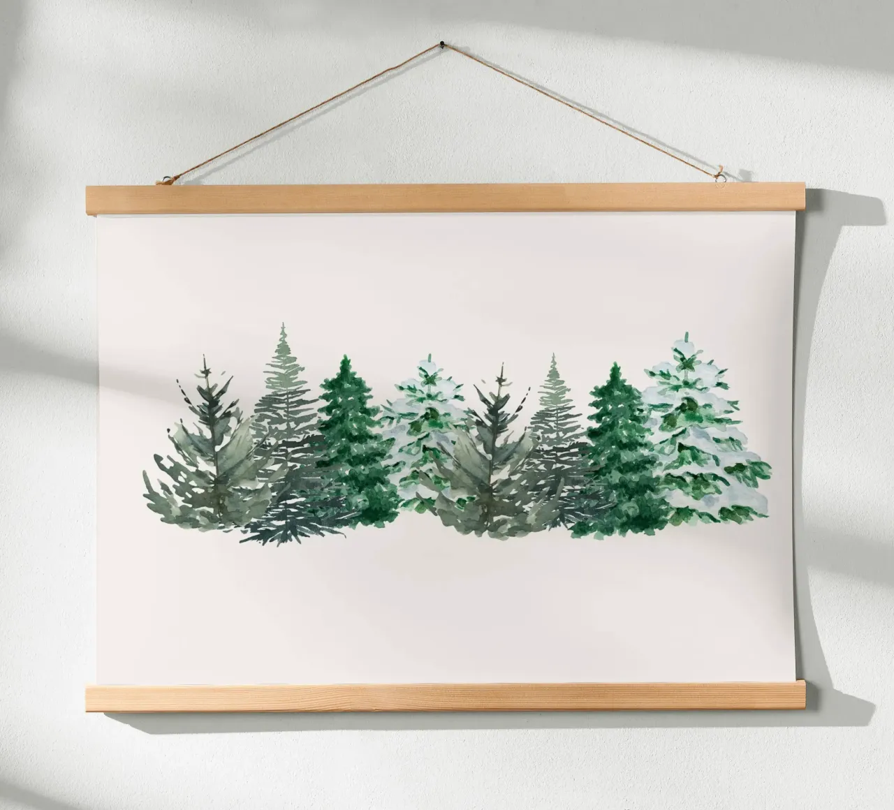 Aquarell verschneiter Kiefernwald Kunstdruck - Winterbäume Poster mit Holzrahmen von ClubArt