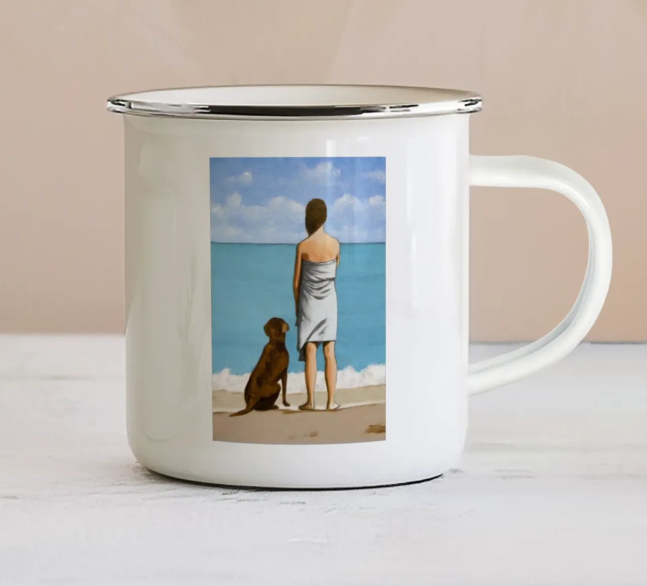 donna e cane sulla spiaggia - sarah morrissette tazza in smalto da Rachelwhell