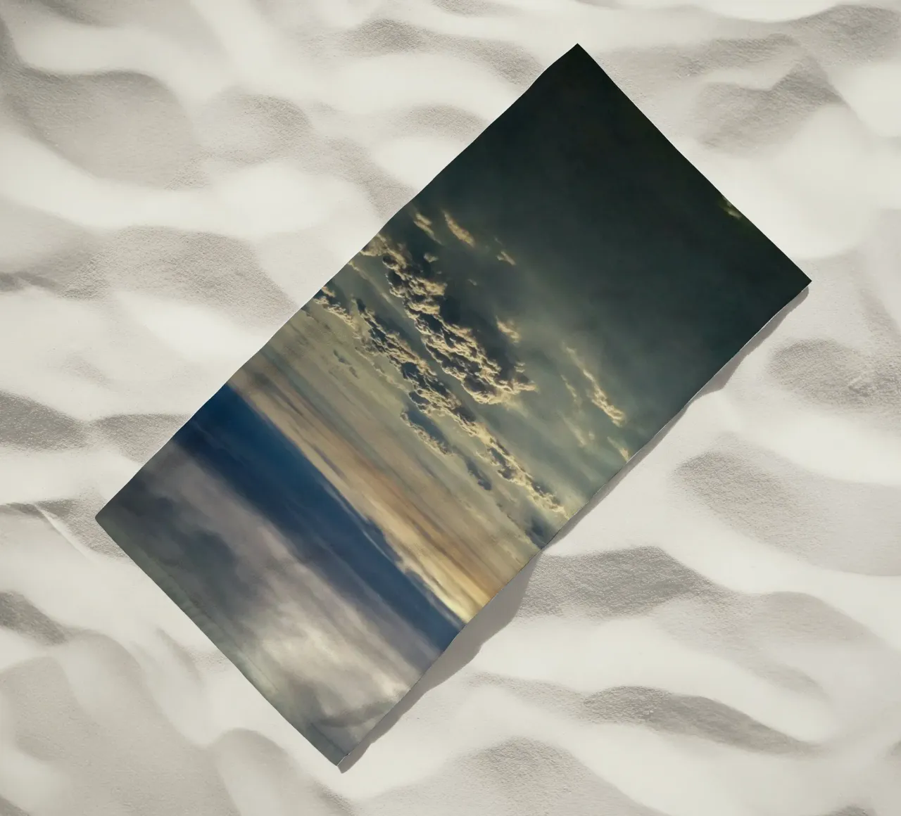licht en schaduwen wolkenlandschap strandhanddoek van home of clouds