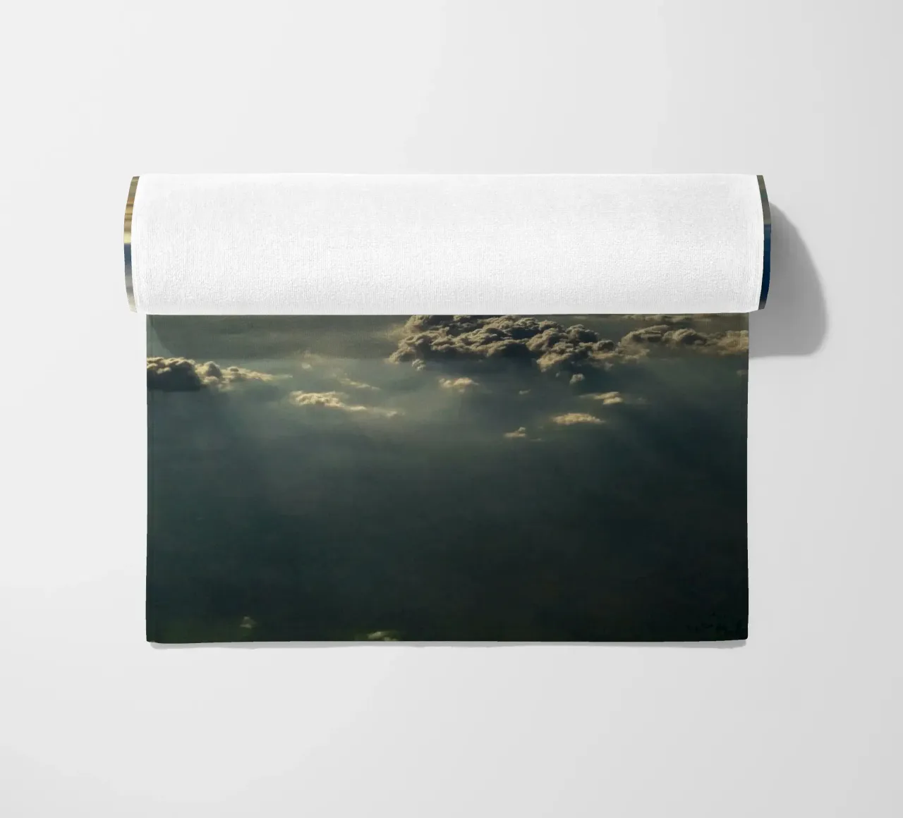 licht en schaduwen wolkenlandschap strandhanddoek van home of clouds