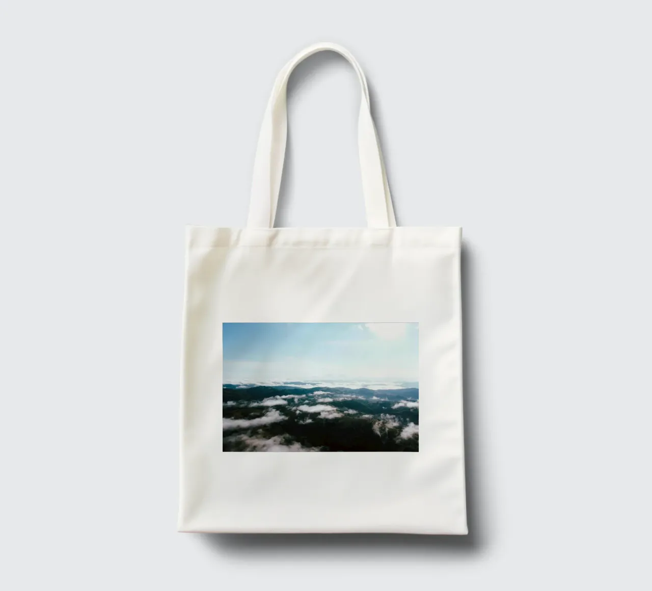 nuvole su montagne e colline borsa in juta da space words