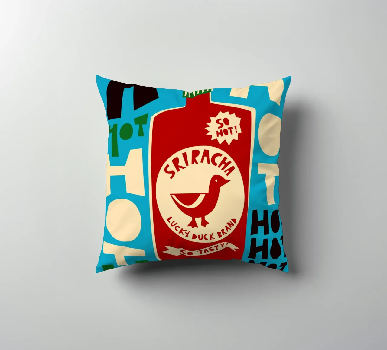 Bottiglia di salsa piccante Sriracha cuscino da Fox & Velvet