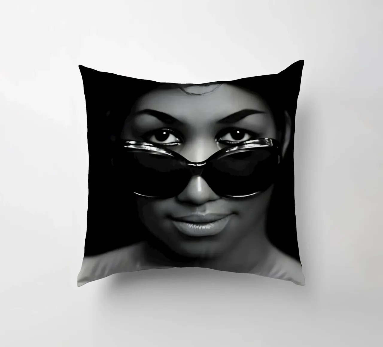 Aretha Franklin cuscino da Low poly art