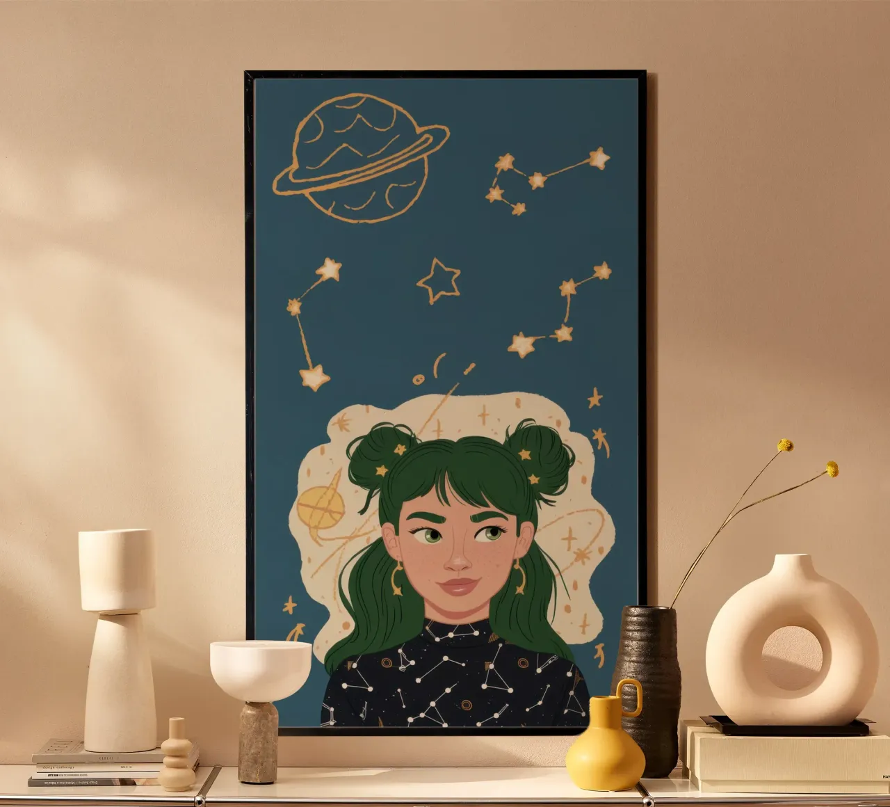Dea dei capelli celesti poster con telaio in legno da Marigold Tiga