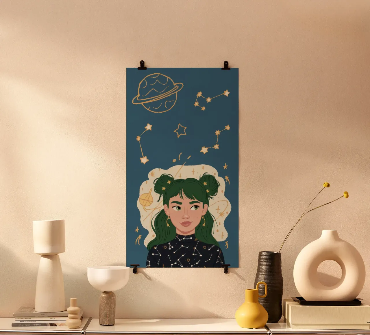 Dea dei capelli celesti poster con telaio in legno da Marigold Tiga
