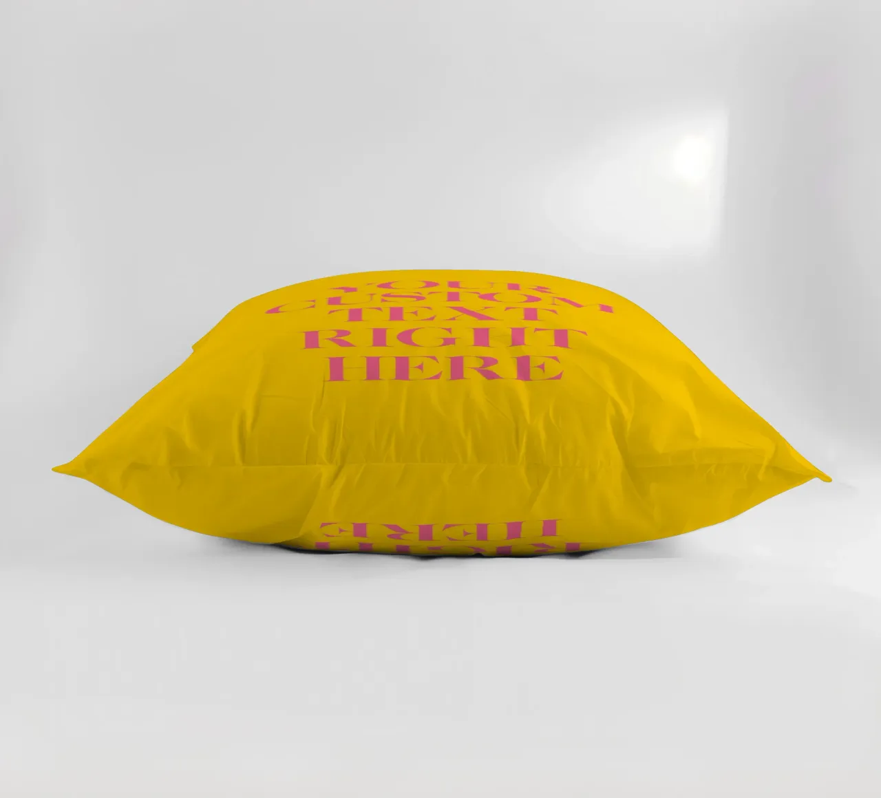 Custom text in pink on yellow cuscino da WORTSPIEL