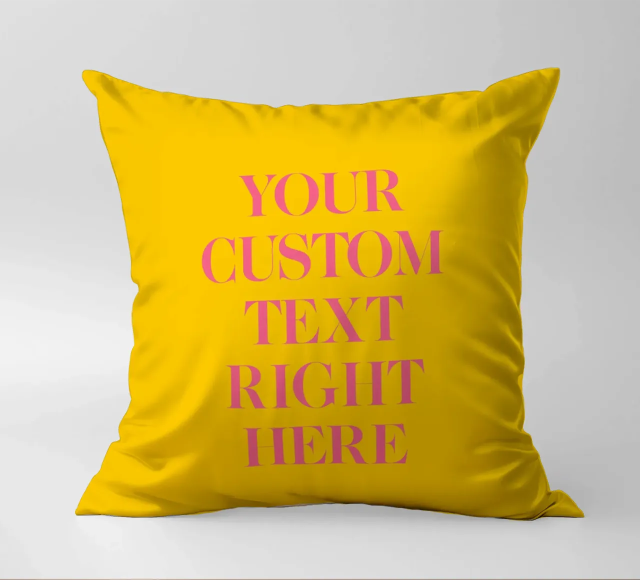 Custom text in pink on yellow cuscino da WORTSPIEL