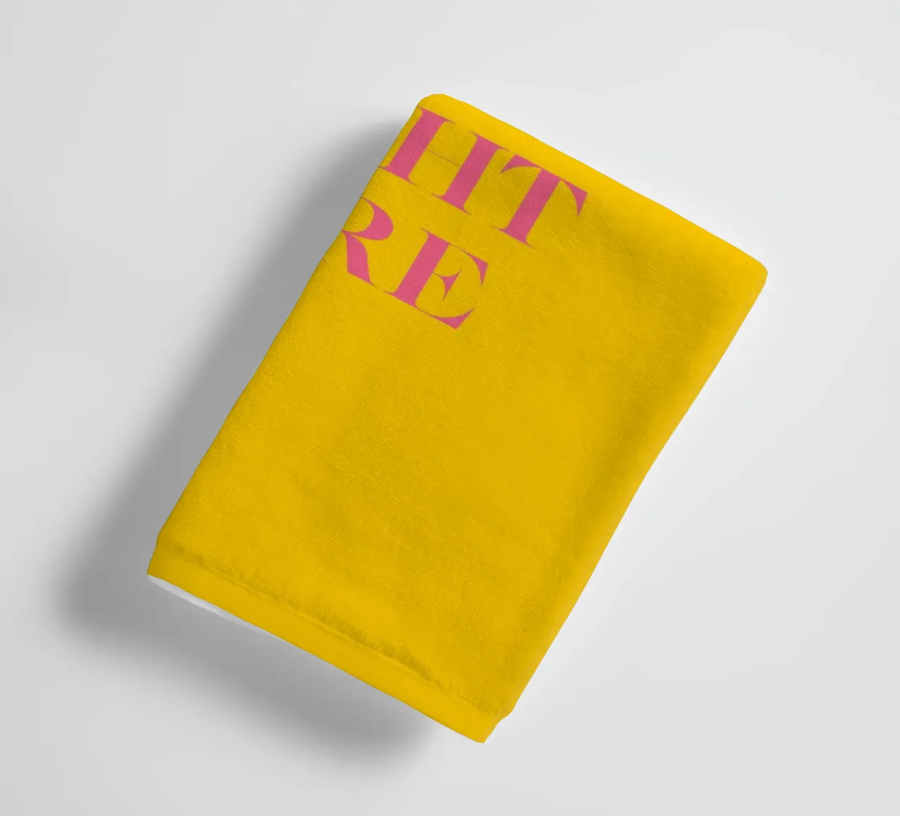 Custom text in pink on yellow asciugamano da bagno da WORTSPIEL