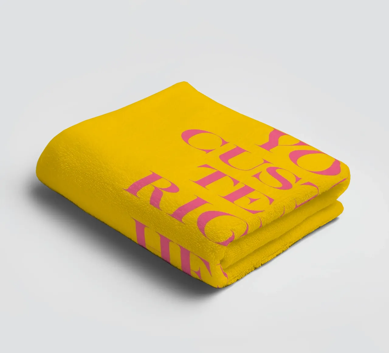 Custom text in pink on yellow asciugamano da bagno da WORTSPIEL
