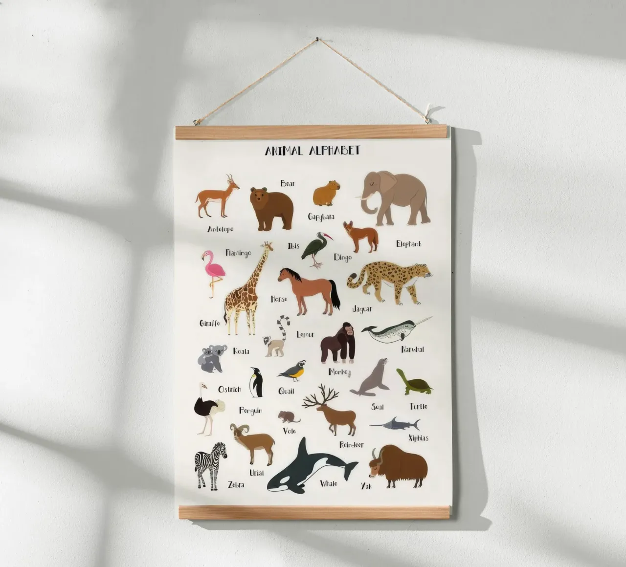 Alfabeto degli animali poster con telaio in legno da KIds Idea
