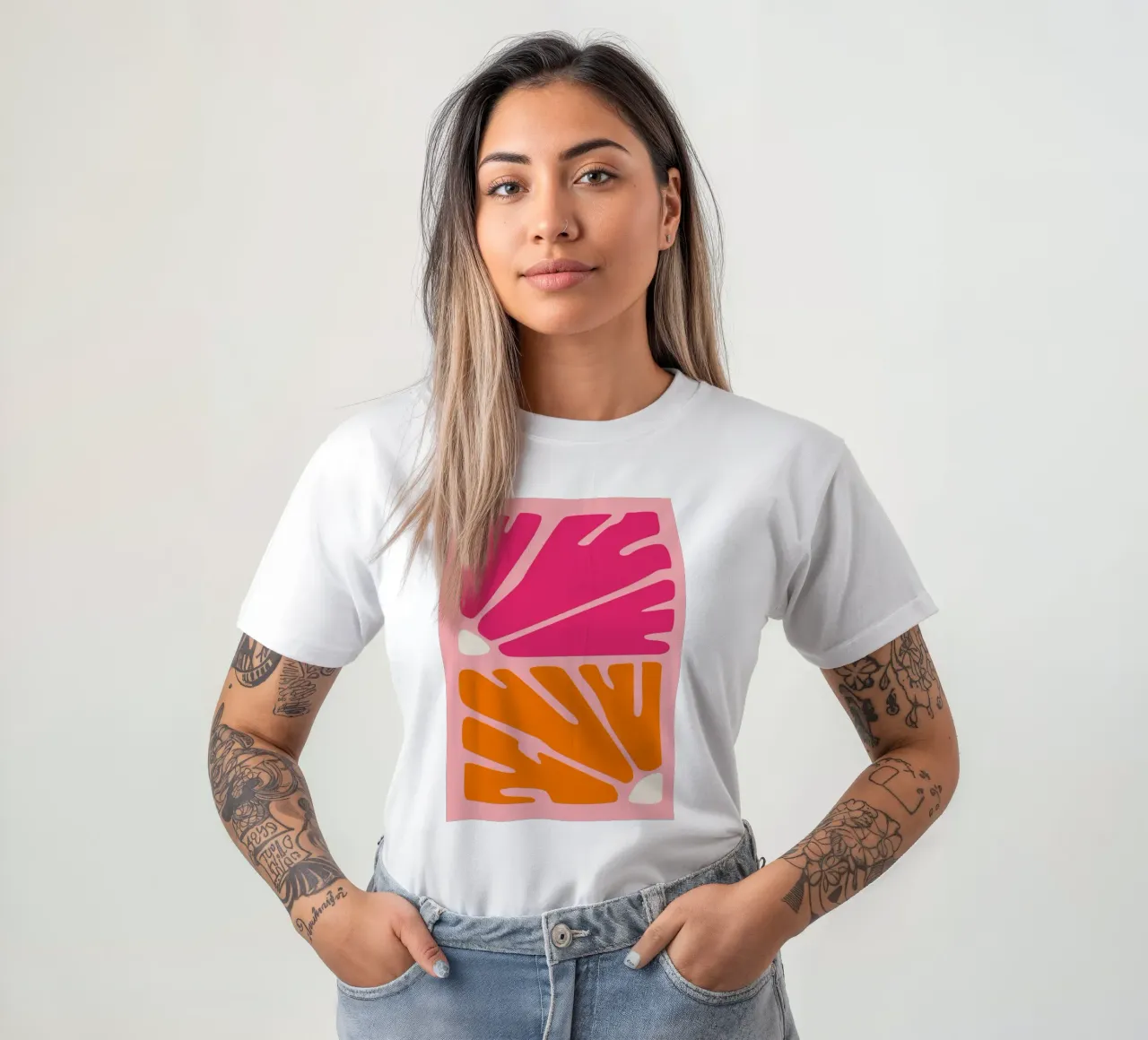 Kühnes abstraktes botanisches Muster in Rosa- und Orangetönen T-Shirt von The Art Club