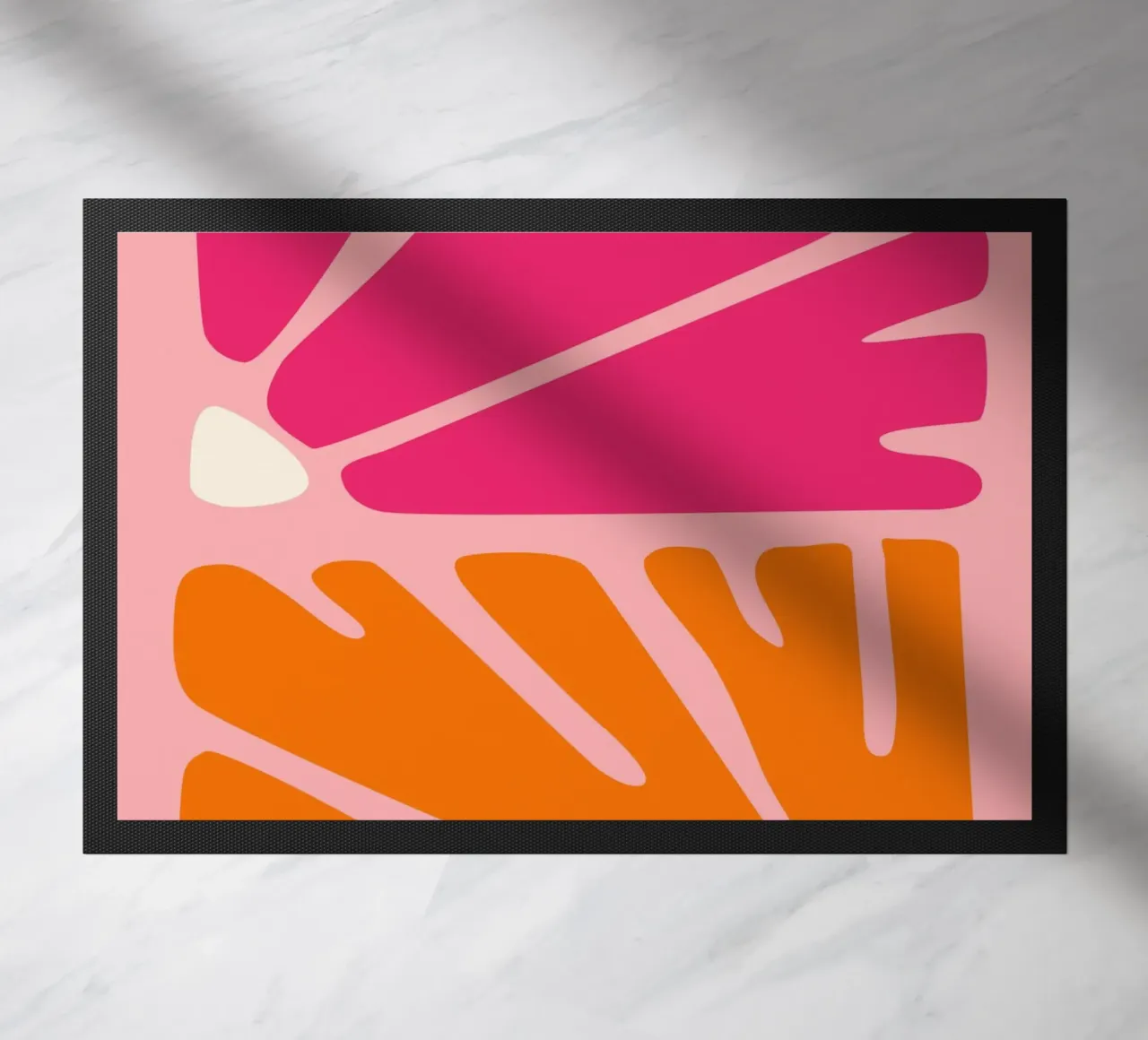 Kühnes abstraktes botanisches Muster in Rosa- und Orangetönen Fußmatte von The Art Club