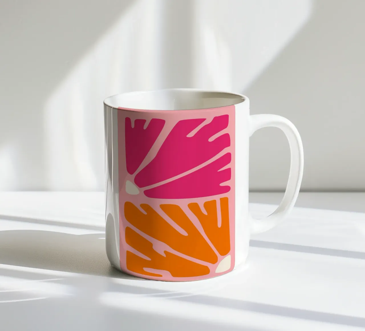 Kühnes abstraktes botanisches Muster in Rosa- und Orangetönen Keramik Tasse von The Art Club