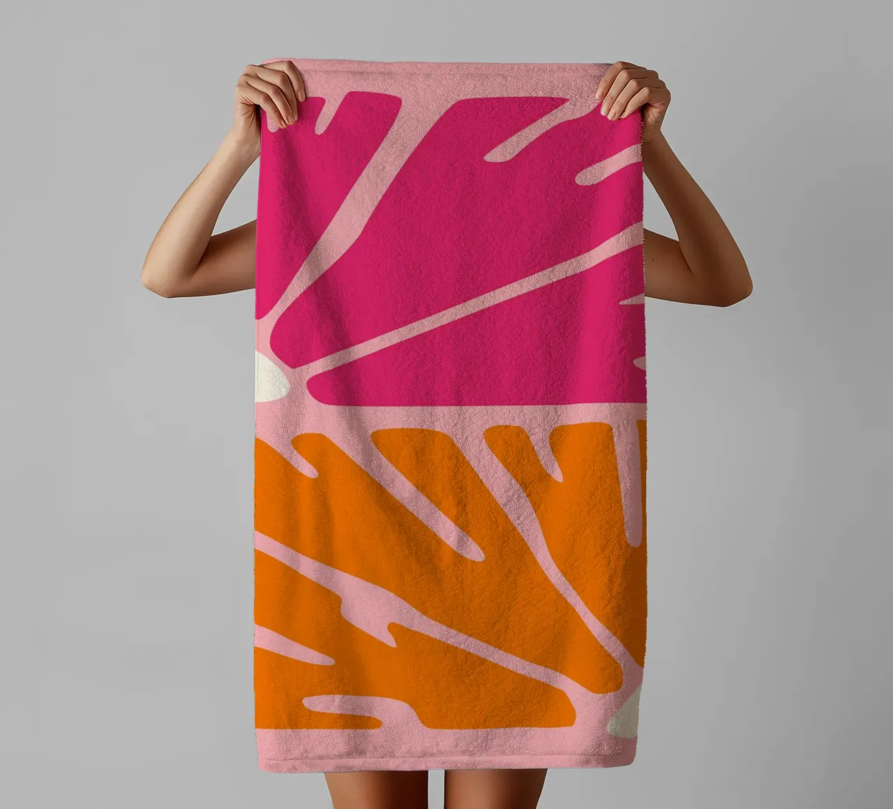 Audace stampa botanica astratta nei toni del rosa e dell'arancio asciugamano da bagno da The Art Club