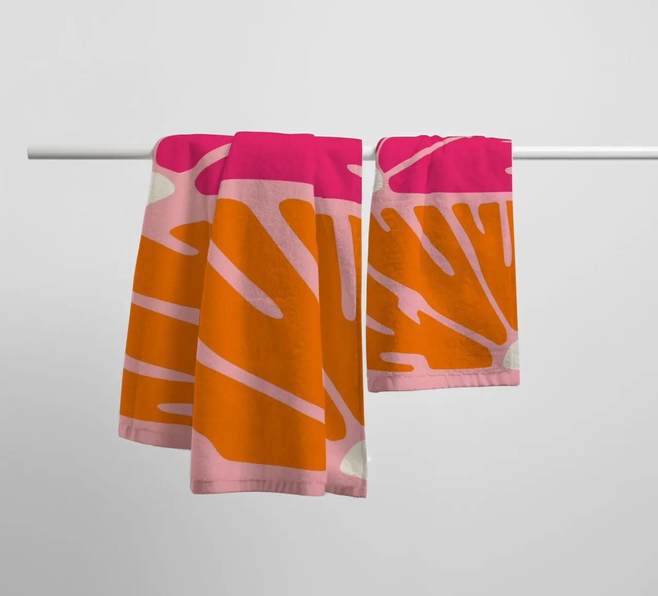 Audace stampa botanica astratta nei toni del rosa e dell'arancio asciugamano da bagno da The Art Club