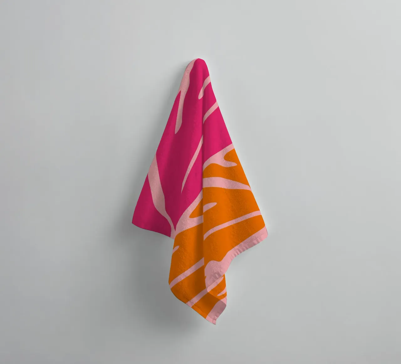 Audace stampa botanica astratta nei toni del rosa e dell'arancio asciugamano da bagno da The Art Club