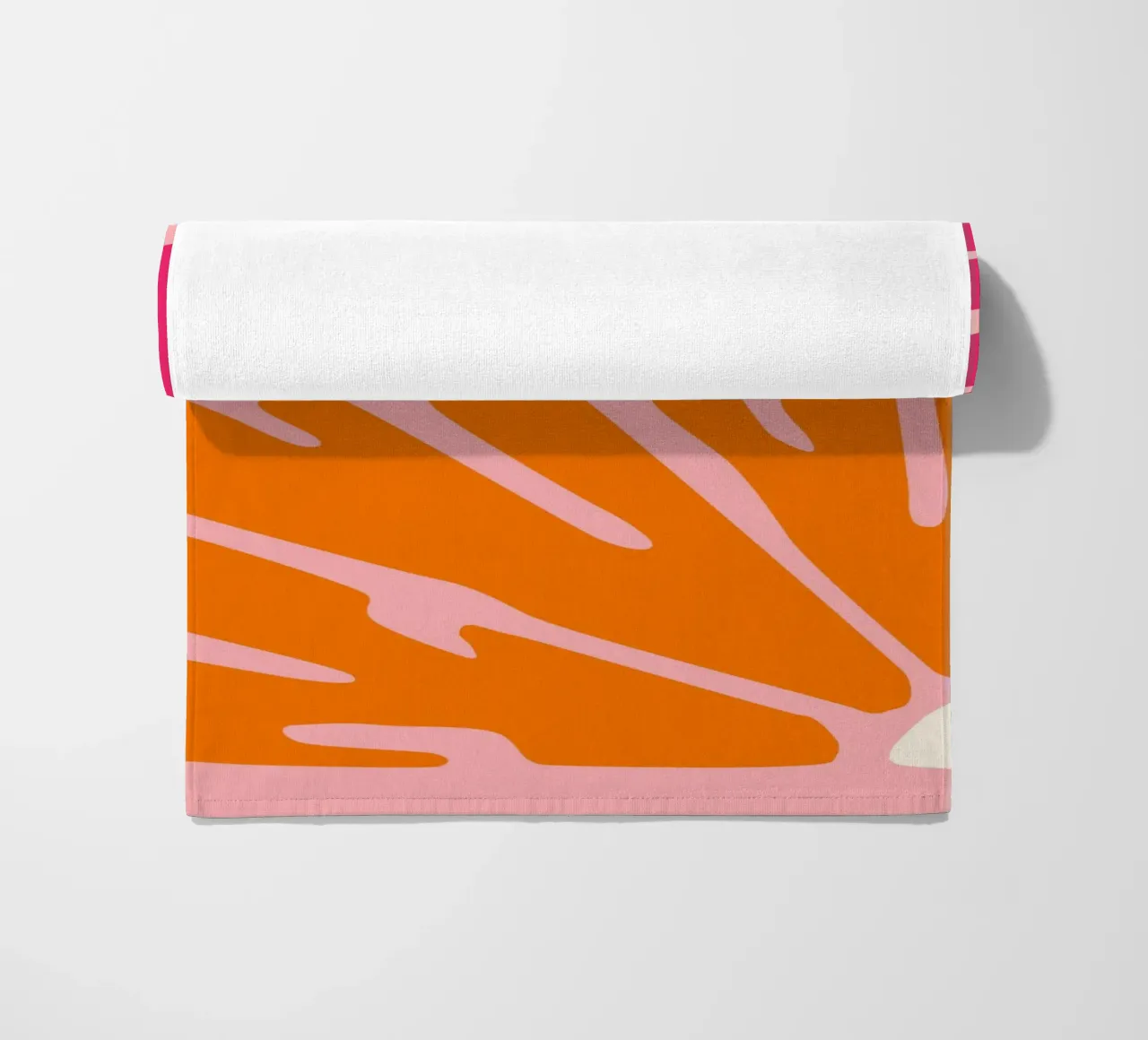 Kühnes abstraktes botanisches Muster in Rosa- und Orangetönen Strandtuch von The Art Club