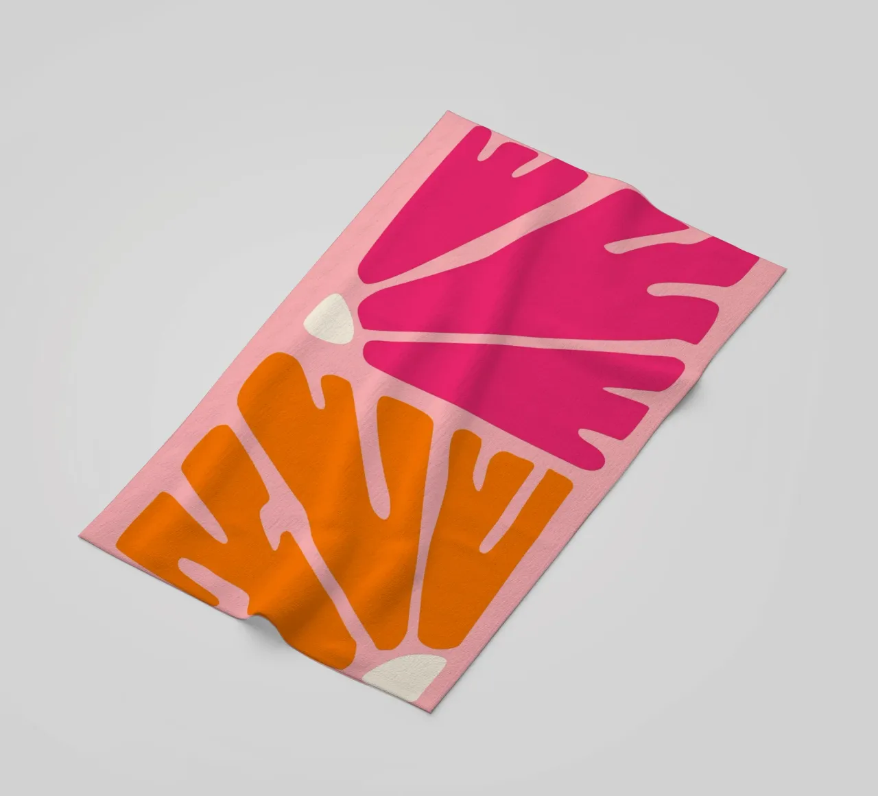 Kühnes abstraktes botanisches Muster in Rosa- und Orangetönen Strandtuch von The Art Club