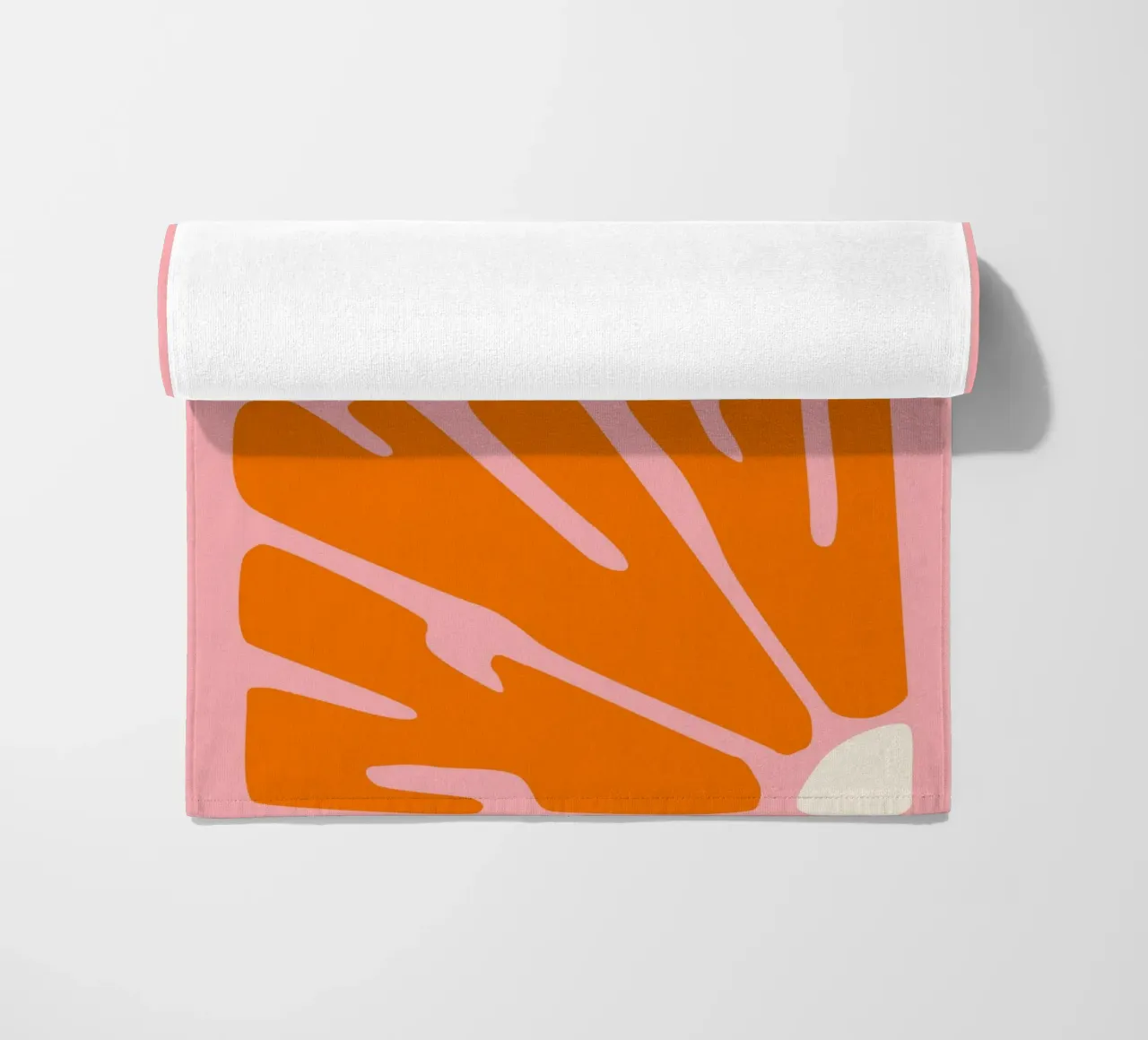 Kühnes abstraktes botanisches Muster in Rosa- und Orangetönen Strandtuch von The Art Club