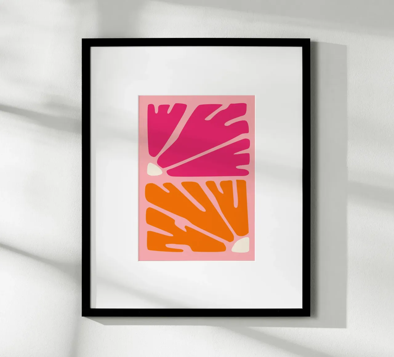 Imprimé botanique abstrait audacieux dans les tons rose et orange poster avec cadre en plastique de The Art Club