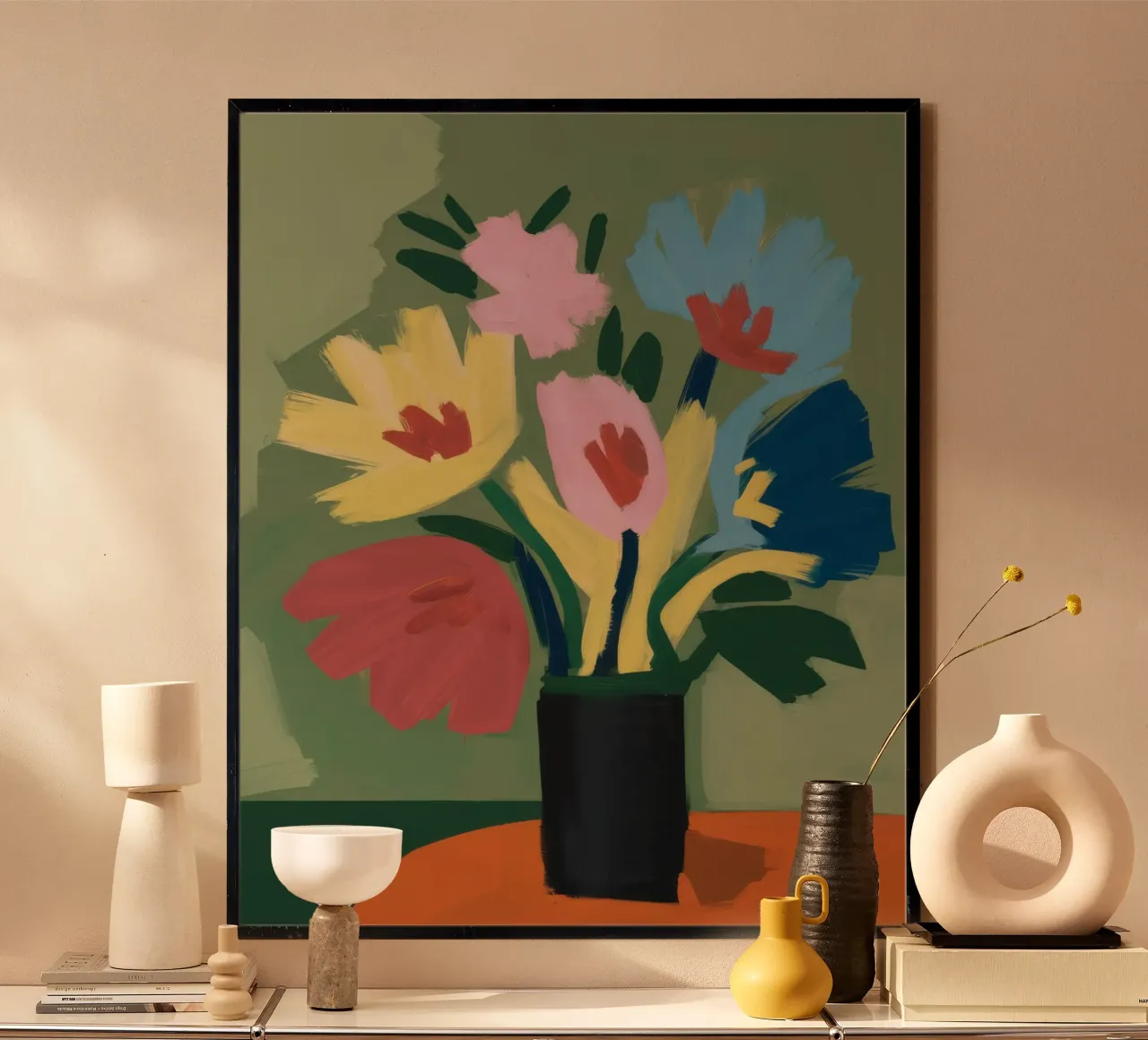 Vaso nero Fiori astratti poster con telaio in legno da Stone Decade