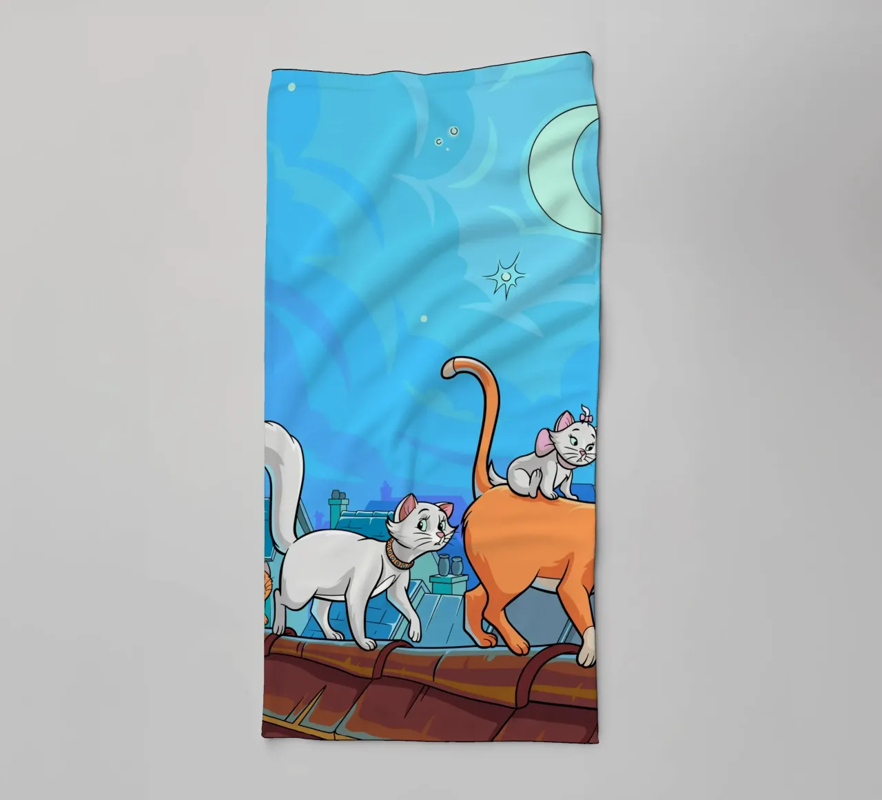 Gatti su un tetto di notte asciugamano da bagno da Fanya Art