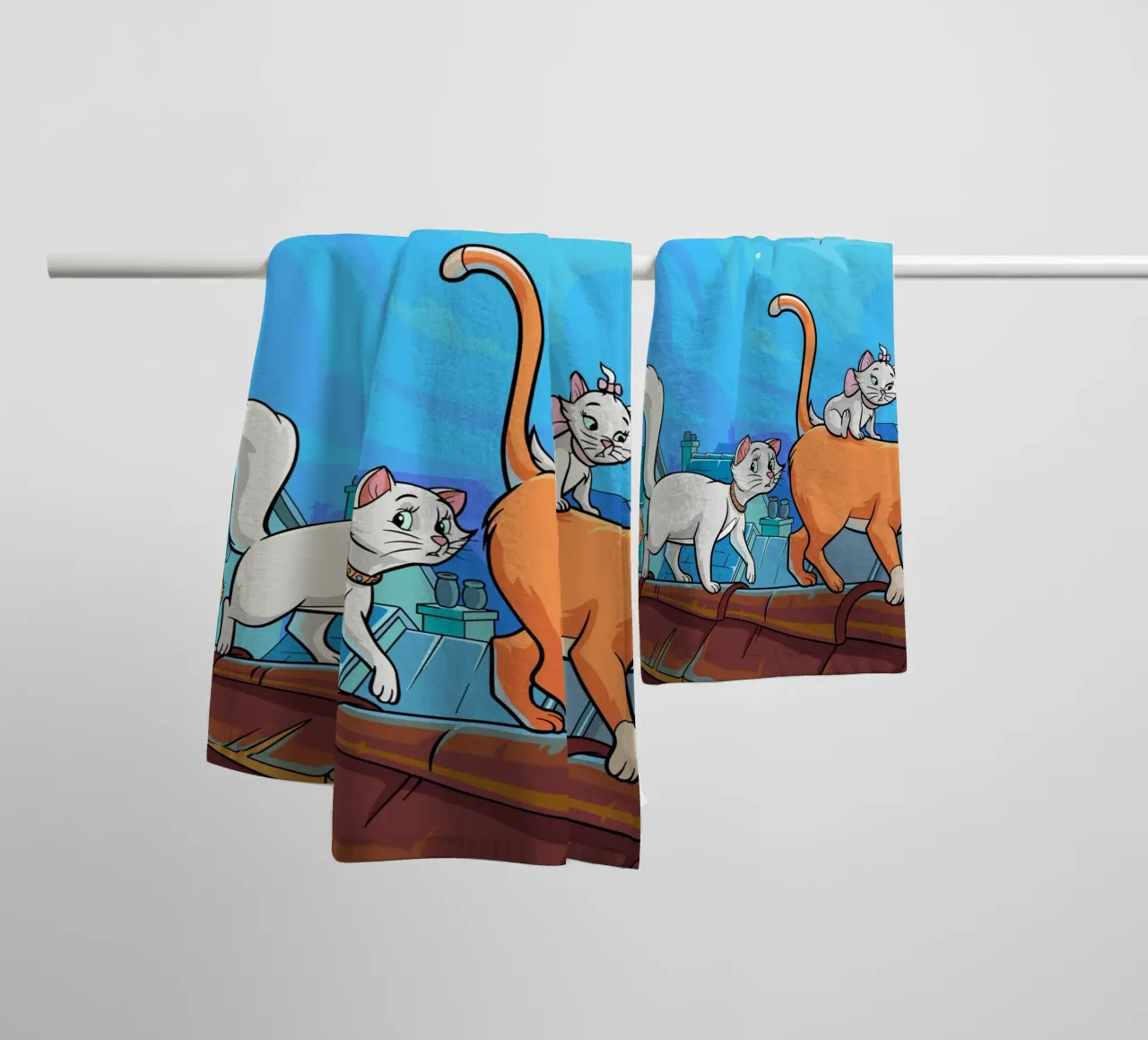 Gatti su un tetto di notte asciugamano da bagno da Fanya Art