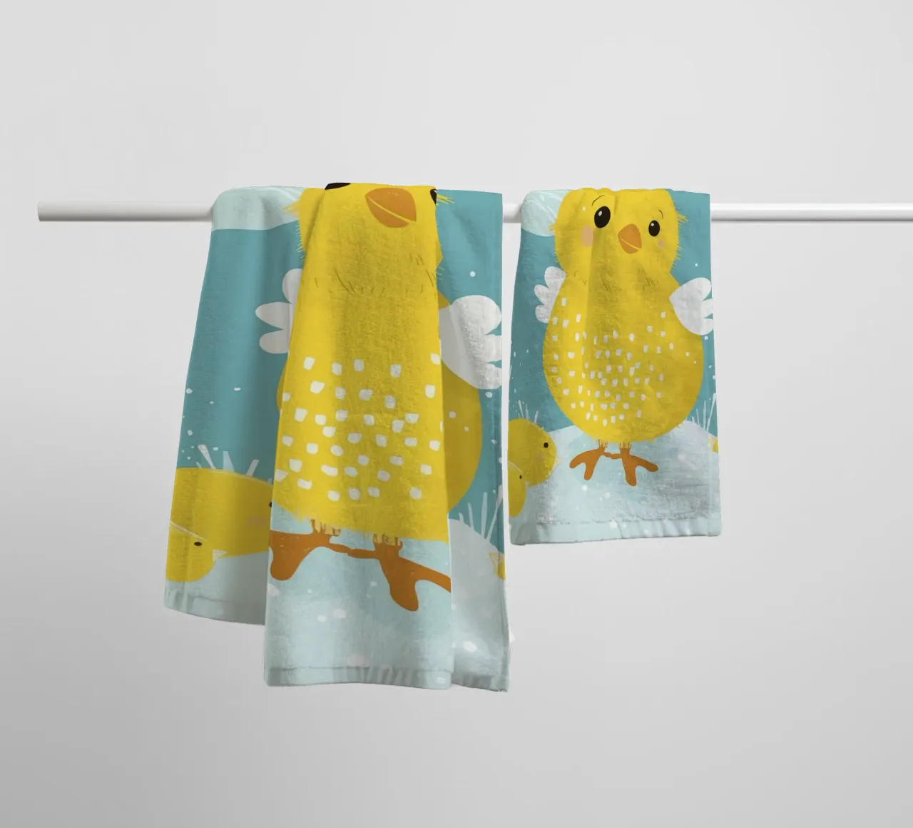 Piccolo pulcino giallo in una scena di neve asciugamano da bagno da DesignDoodle