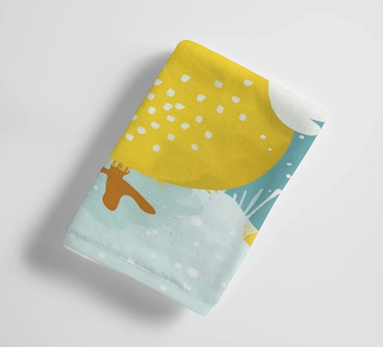 Petit poussin jaune dans une scène enneigée serviette de bain de DesignDoodle